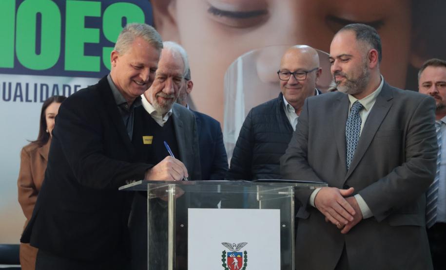 O governador em exercício Darci Piana e o presidente da Sanepar, Wilson Bley, anunciam nesta terça-feira (02) um pacote de investimento em saneamento rural e urbano e distribuição de água, além da conclusão de obras emblemáticas do setor.