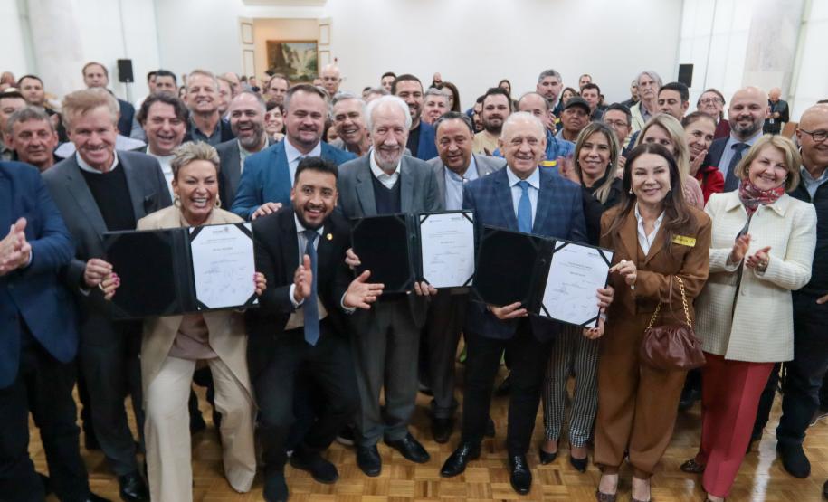 O governador em exercício Darci Piana e o presidente da Sanepar, Wilson Bley, anunciam nesta terça-feira (02) um pacote de investimento em saneamento rural e urbano e distribuição de água, além da conclusão de obras emblemáticas do setor.