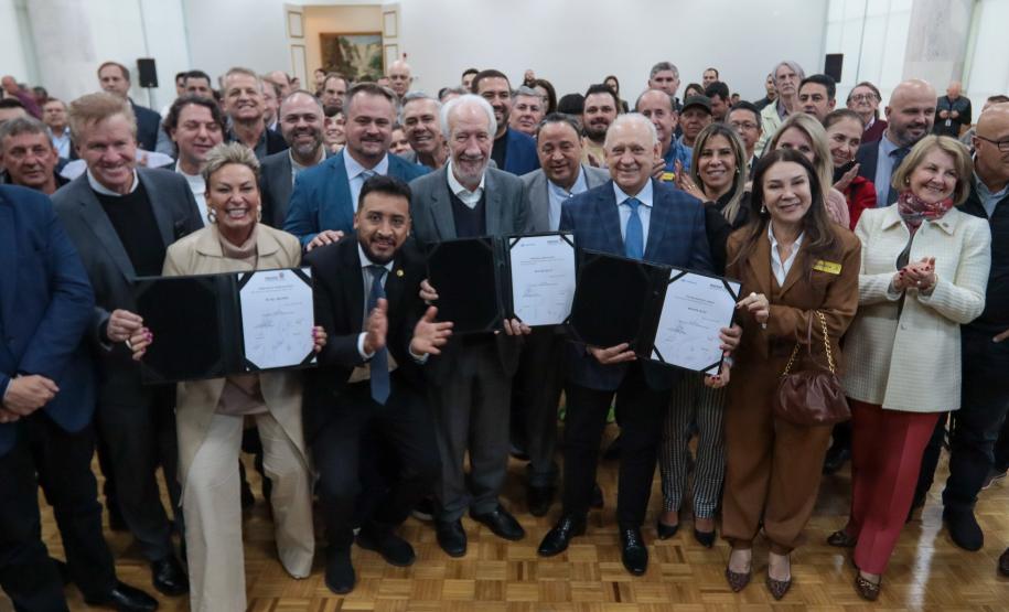 O governador em exercício Darci Piana e o presidente da Sanepar, Wilson Bley, anunciam nesta terça-feira (02) um pacote de investimento em saneamento rural e urbano e distribuição de água, além da conclusão de obras emblemáticas do setor.