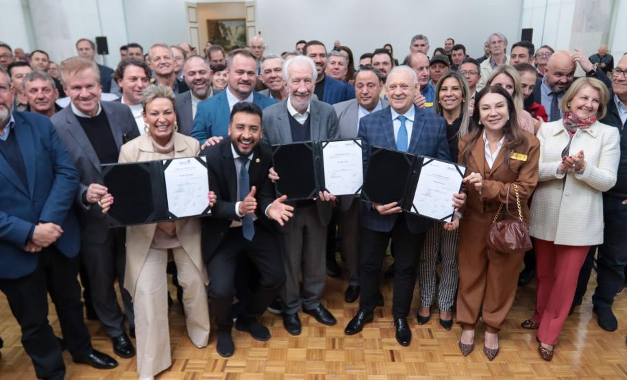 O governador em exercício Darci Piana e o presidente da Sanepar, Wilson Bley, anunciam nesta terça-feira (02) um pacote de investimento em saneamento rural e urbano e distribuição de água, além da conclusão de obras emblemáticas do setor.