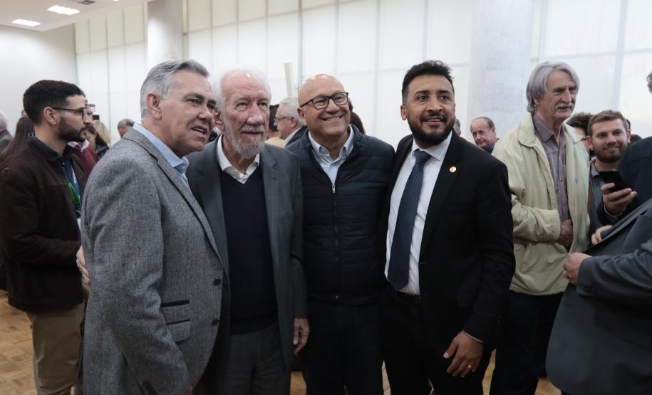 O governador em exercício Darci Piana e o presidente da Sanepar, Wilson Bley, anunciam nesta terça-feira (02) um pacote de investimento em saneamento rural e urbano e distribuição de água, além da conclusão de obras emblemáticas do setor.