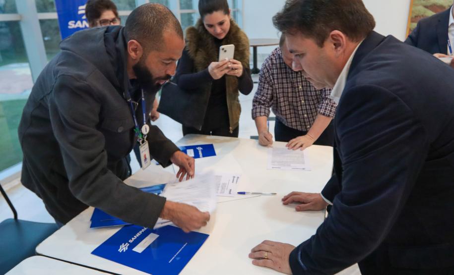 O governador em exercício Darci Piana e o presidente da Sanepar, Wilson Bley, anunciam nesta terça-feira (02) um pacote de investimento em saneamento rural e urbano e distribuição de água, além da conclusão de obras emblemáticas do setor.
