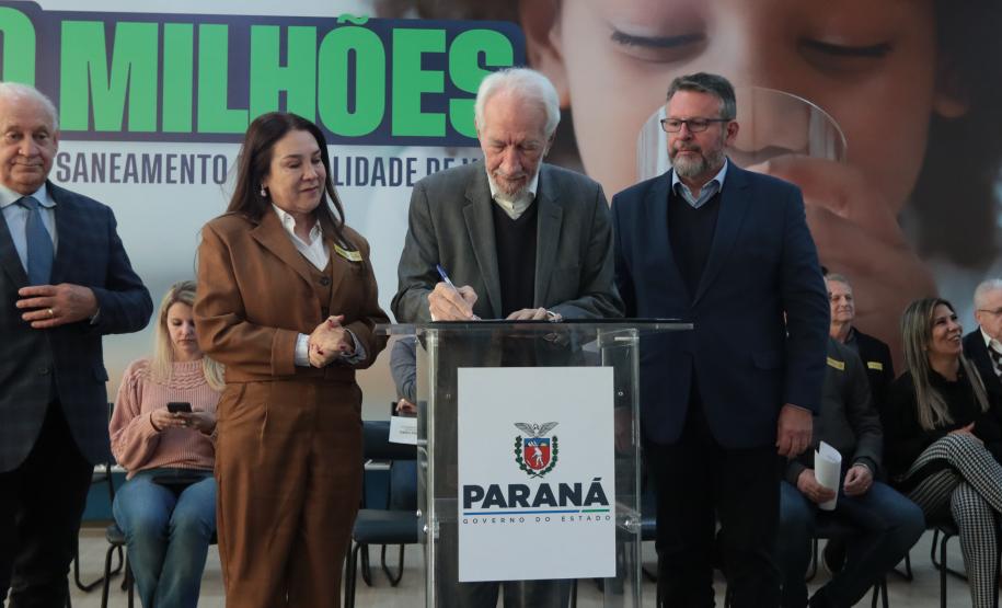 O governador em exercício Darci Piana e o presidente da Sanepar, Wilson Bley, anunciam nesta terça-feira (02) um pacote de investimento em saneamento rural e urbano e distribuição de água, além da conclusão de obras emblemáticas do setor.