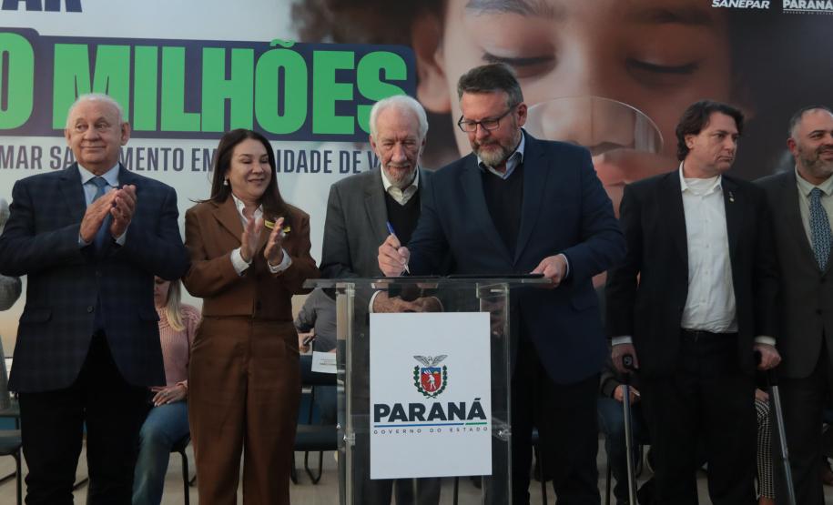 O governador em exercício Darci Piana e o presidente da Sanepar, Wilson Bley, anunciam nesta terça-feira (02) um pacote de investimento em saneamento rural e urbano e distribuição de água, além da conclusão de obras emblemáticas do setor.
