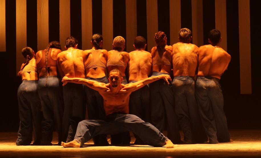 Centro Cultural Teatro Guaíra - Balé Teatro Guaíra | Contraponto – O universo interior é o elo entre as duas coreografias de “Contraponto”: “Castelo” e “Anima – imensidão adentro”. Os trabalhos coreográficos são assinados por nomes de destaque da dança: Alessandro Sousa Pereira (Castelo) e Alan Keller (Anima).