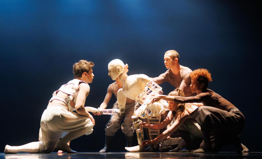 Centro Cultural Teatro Guaíra - Balé Teatro Guaíra | Contraponto – O universo interior é o elo entre as duas coreografias de “Contraponto”: “Castelo” e “Anima – imensidão adentro”. Os trabalhos coreográficos são assinados por nomes de destaque da dança: Alessandro Sousa Pereira (Castelo) e Alan Keller (Anima).