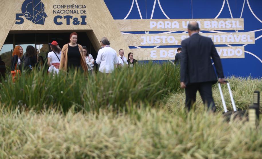 Paraná discute diretrizes para a ciência, tecnologia e inovação em conferência em Brasília