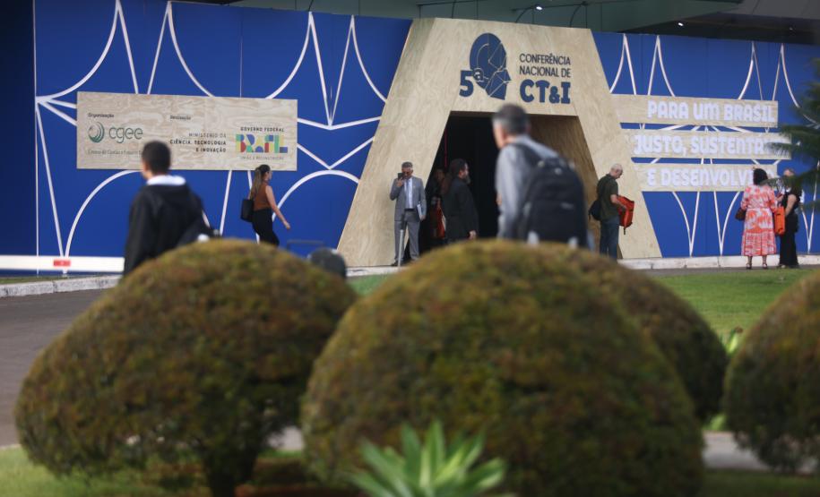 Paraná discute diretrizes para a ciência, tecnologia e inovação em conferência em Brasília