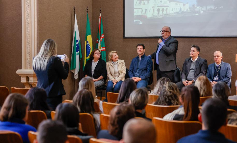 Governo entrega veículos e libera recursos para cirurgias no Hospital do Trabalhador