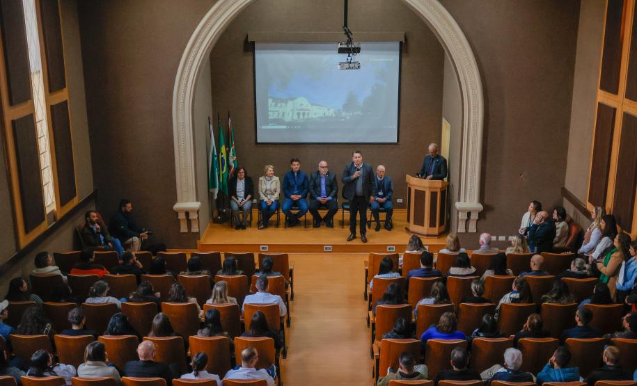 Governo entrega veículos e libera recursos para cirurgias no Hospital do Trabalhador