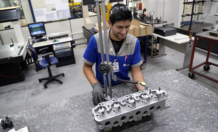 Com meio milhão de empregos desde 2020, Paraná alcança 3,2 milhões de carteiras assinadas