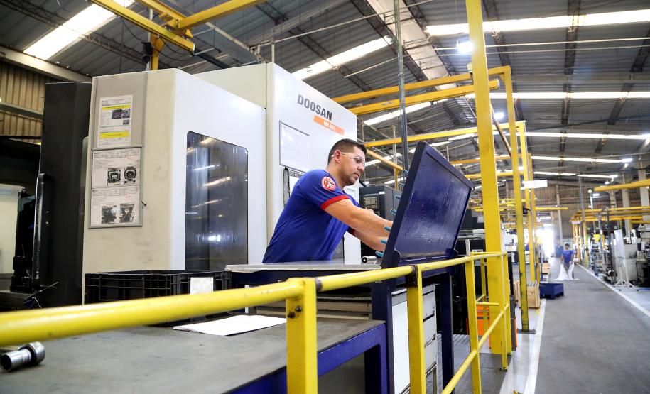 Com meio milhão de empregos desde 2020, Paraná alcança 3,2 milhões de carteiras assinadas