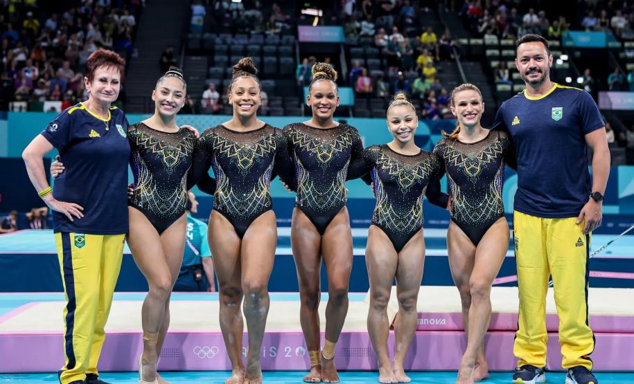 Atleta apoiada pelo Estado, Júlia Soares conquista o bronze na ginástica por equipes em Paris. Na foto, Iryna Ilyashenko, Júlia Soares, Lorrane Oliveira, Rebeca Andrade, Flavia Saraiva e Jade Barbosa e o treinador Francisco Porath Neto.
