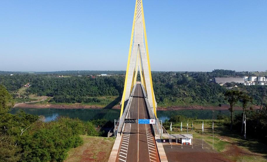 O governador em exercício Darci Piana e o presidente do Paraguai, Santiago Peña, visitaram nesta quarta-feira (3) a Ponte da Integração Brasil-Paraguai, que fica na divisa entre Foz do Iguaçu, no Oeste do Paraná, e o município paraguaio de Presidente Franco.