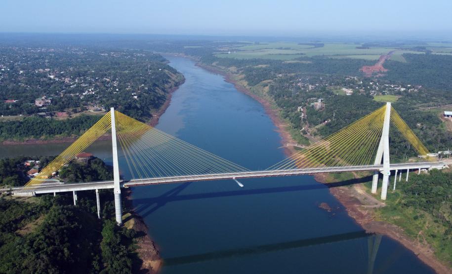 O governador em exercício Darci Piana e o presidente do Paraguai, Santiago Peña, visitaram nesta quarta-feira (3) a Ponte da Integração Brasil-Paraguai, que fica na divisa entre Foz do Iguaçu, no Oeste do Paraná, e o município paraguaio de Presidente Franco.