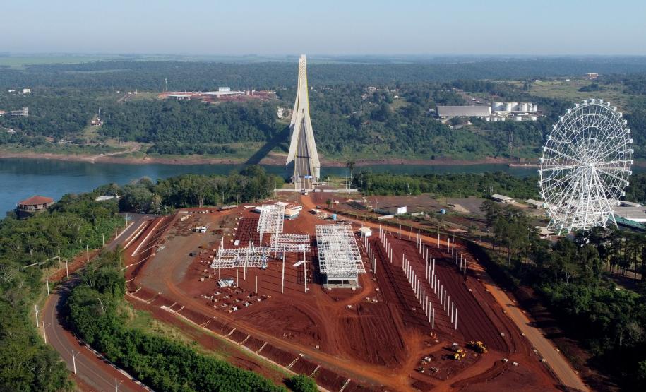 O governador em exercício Darci Piana e o presidente do Paraguai, Santiago Peña, visitaram nesta quarta-feira (3) a Ponte da Integração Brasil-Paraguai, que fica na divisa entre Foz do Iguaçu, no Oeste do Paraná, e o município paraguaio de Presidente Franco.