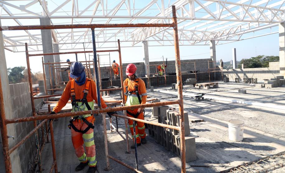 O governador em exercício Darci Piana e o presidente do Paraguai, Santiago Peña, visitaram nesta quarta-feira (3) a Ponte da Integração Brasil-Paraguai, que fica na divisa entre Foz do Iguaçu, no Oeste do Paraná, e o município paraguaio de Presidente Franco.