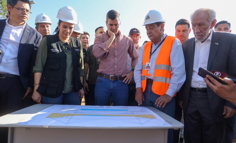 O governador em exercício Darci Piana e o presidente do Paraguai, Santiago Peña, visitaram nesta quarta-feira (3) a Ponte da Integração Brasil-Paraguai, que fica na divisa entre Foz do Iguaçu, no Oeste do Paraná, e o município paraguaio de Presidente Franco.