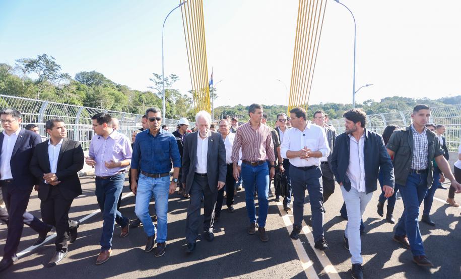 O governador em exercício Darci Piana e o presidente do Paraguai, Santiago Peña, visitaram nesta quarta-feira (3) a Ponte da Integração Brasil-Paraguai, que fica na divisa entre Foz do Iguaçu, no Oeste do Paraná, e o município paraguaio de Presidente Franco.