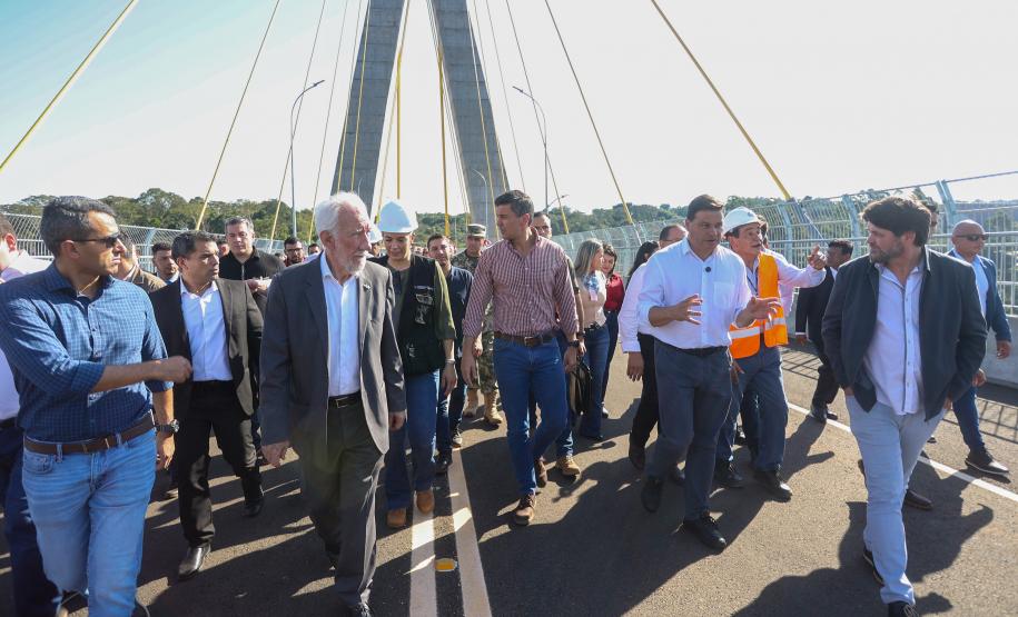 O governador em exercício Darci Piana e o presidente do Paraguai, Santiago Peña, visitaram nesta quarta-feira (3) a Ponte da Integração Brasil-Paraguai, que fica na divisa entre Foz do Iguaçu, no Oeste do Paraná, e o município paraguaio de Presidente Franco.