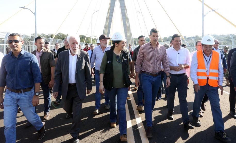 O governador em exercício Darci Piana e o presidente do Paraguai, Santiago Peña, visitaram nesta quarta-feira (3) a Ponte da Integração Brasil-Paraguai, que fica na divisa entre Foz do Iguaçu, no Oeste do Paraná, e o município paraguaio de Presidente Franco.