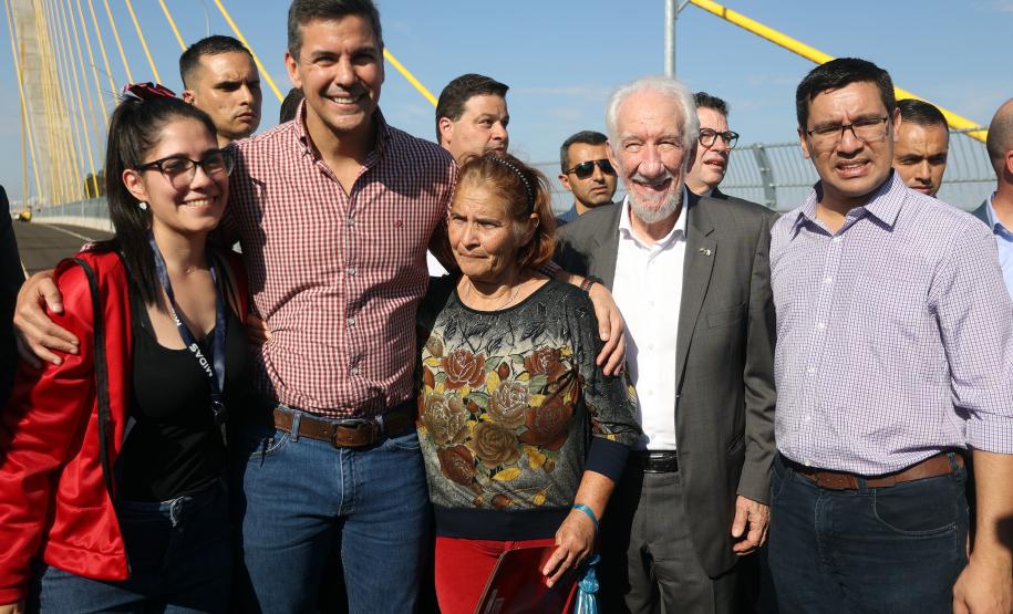 O governador em exercício Darci Piana e o presidente do Paraguai, Santiago Peña, visitaram nesta quarta-feira (3) a Ponte da Integração Brasil-Paraguai, que fica na divisa entre Foz do Iguaçu, no Oeste do Paraná, e o município paraguaio de Presidente Franco.
