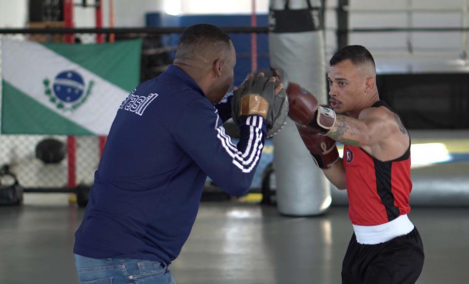 O técnico de boxe Adailton Gonçalves, bolsista do programa estadual Geração Olímpica e Paralímpica, treina a equipe de boxe que vai à Olimpíada de Paris neste ano