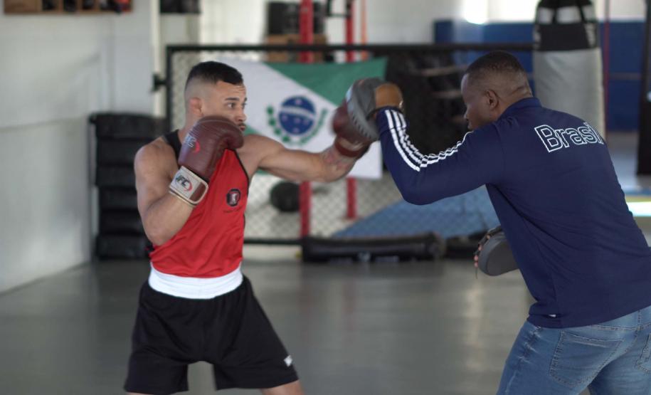 O técnico de boxe Adailton Gonçalves, bolsista do programa estadual Geração Olímpica e Paralímpica, treina a equipe de boxe que vai à Olimpíada de Paris neste ano