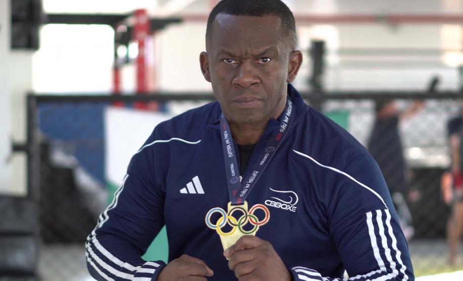 O técnico de boxe Adailton Gonçalves, bolsista do programa estadual Geração Olímpica e Paralímpica, treina a equipe de boxe que vai à Olimpíada de Paris neste ano