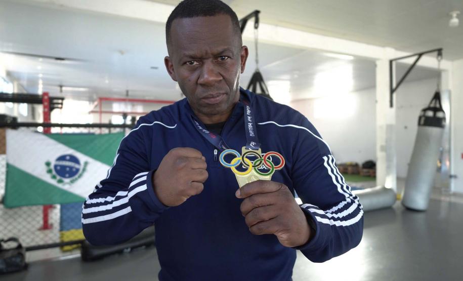 O técnico de boxe Adailton Gonçalves, bolsista do programa estadual Geração Olímpica e Paralímpica, treina a equipe de boxe que vai à Olimpíada de Paris neste ano