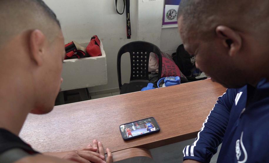 O técnico de boxe Adailton Gonçalves, bolsista do programa estadual Geração Olímpica e Paralímpica, treina a equipe de boxe que vai à Olimpíada de Paris neste ano