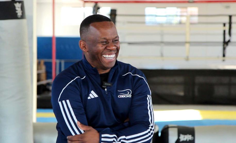 O técnico de boxe Adailton Gonçalves, bolsista do programa estadual Geração Olímpica e Paralímpica, treina a equipe de boxe que vai à Olimpíada de Paris neste ano