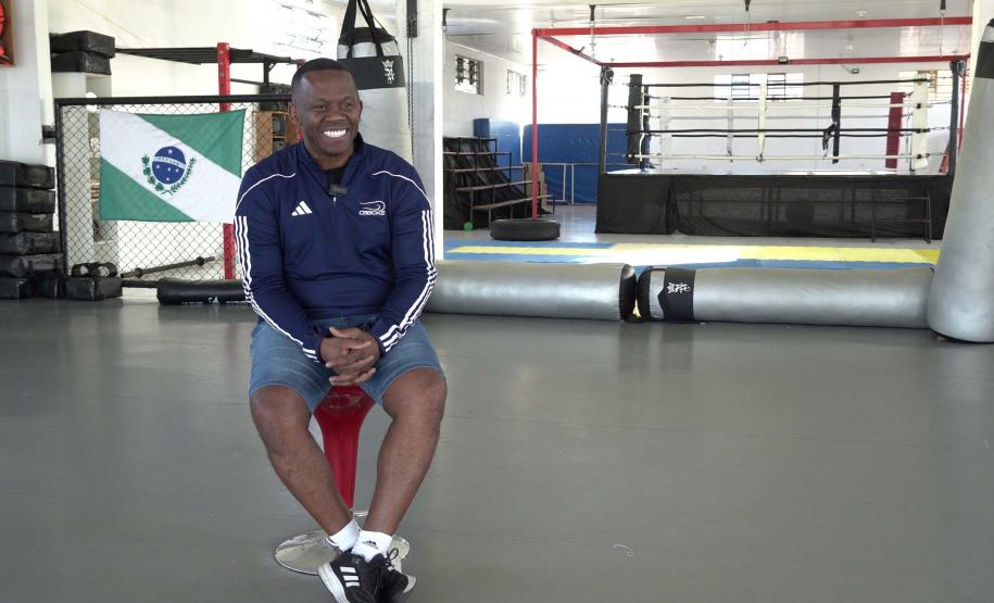 O técnico de boxe Adailton Gonçalves, bolsista do programa estadual Geração Olímpica e Paralímpica, treina a equipe de boxe que vai à Olimpíada de Paris neste ano