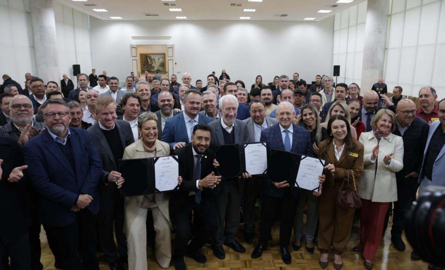 O governador em exercício Darci Piana e o presidente da Sanepar, Wilson Bley, anunciam nesta terça-feira (02) um pacote de investimento em saneamento rural e urbano e distribuição de água, além da conclusão de obras emblemáticas do setor.