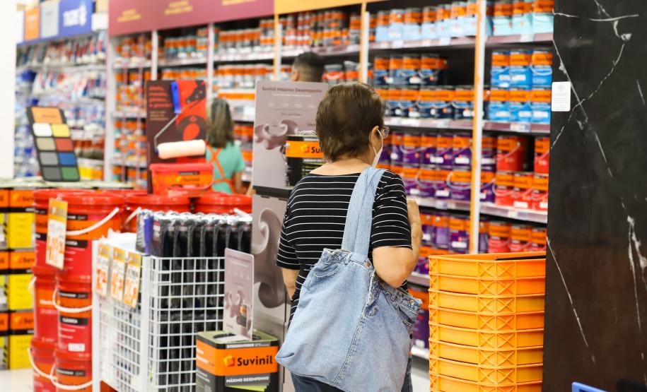 Comércio do Paraná cresce acima da média nacional em junho, com alta de 2%