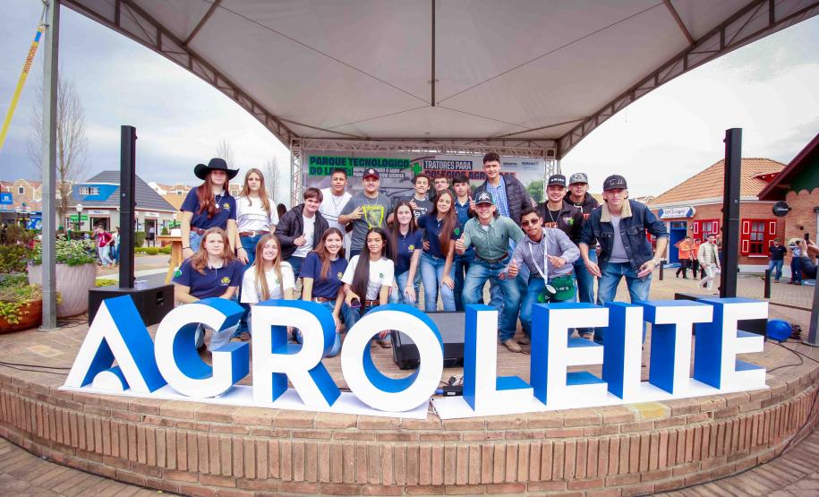 1,2 mil alunos da rede estadual visitam Agroleite, em Castro