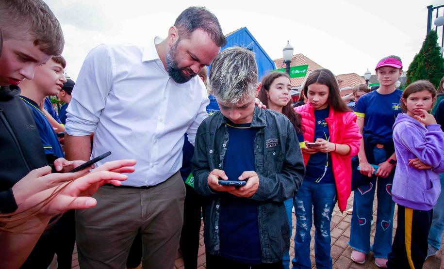 1,2 mil alunos da rede estadual visitam Agroleite, em Castro