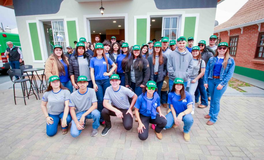 1,2 mil alunos da rede estadual visitam Agroleite, em Castro