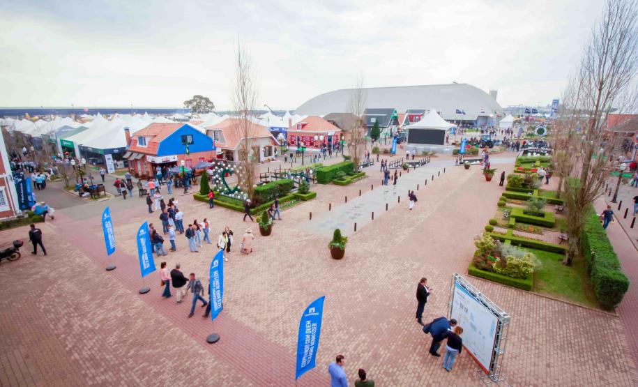 1,2 mil alunos da rede estadual visitam Agroleite, em Castro