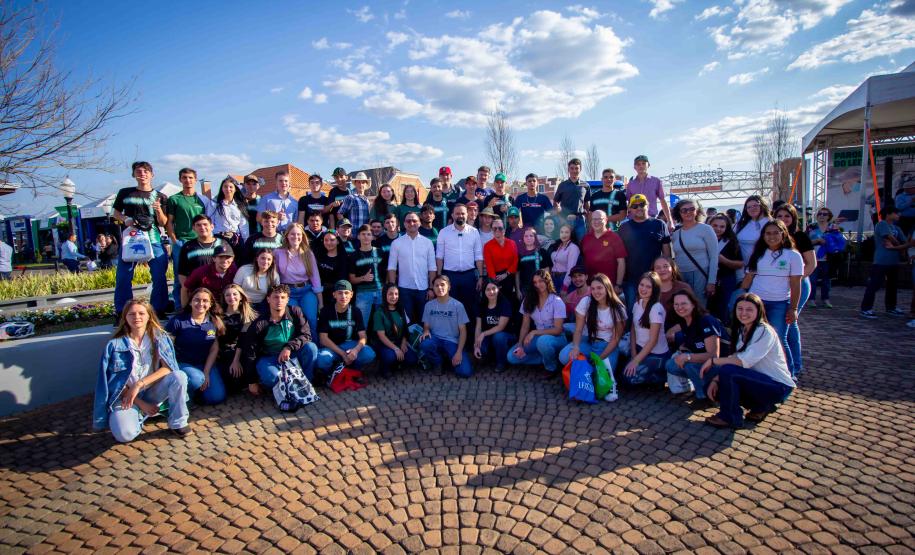 1,2 mil alunos da rede estadual visitam Agroleite, em Castro