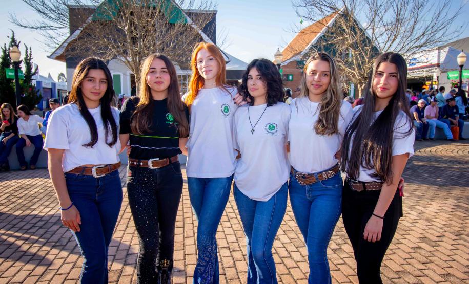 1,2 mil alunos da rede estadual visitam Agroleite, em Castro