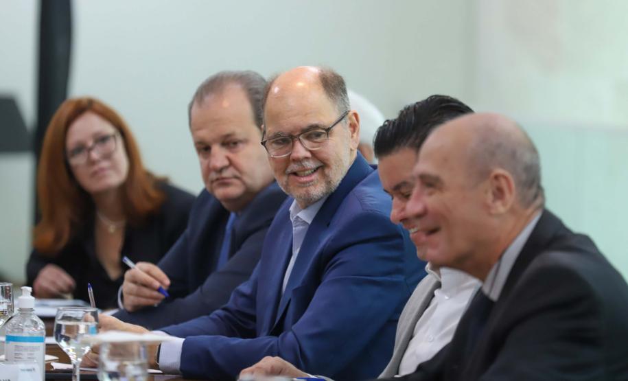 O governador Carlos Massa Ratinho Junior recepcionou nesta segunda-feira (19), no Palácio Iguaçu, uma comitiva do Centro de Desenvolvimento de Computação Avançada (C-DAC), instituição indiana que é referência em pesquisa e desenvolvimento de alta tecnologia.