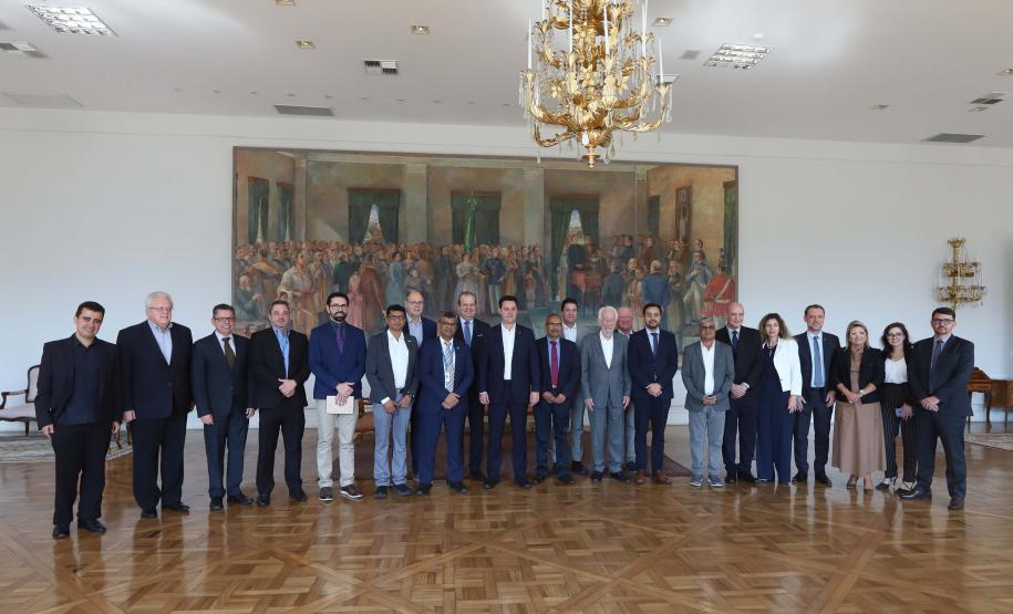 O governador Carlos Massa Ratinho Junior recepcionou nesta segunda-feira (19), no Palácio Iguaçu, uma comitiva do Centro de Desenvolvimento de Computação Avançada (C-DAC), instituição indiana que é referência em pesquisa e desenvolvimento de alta tecnologia.