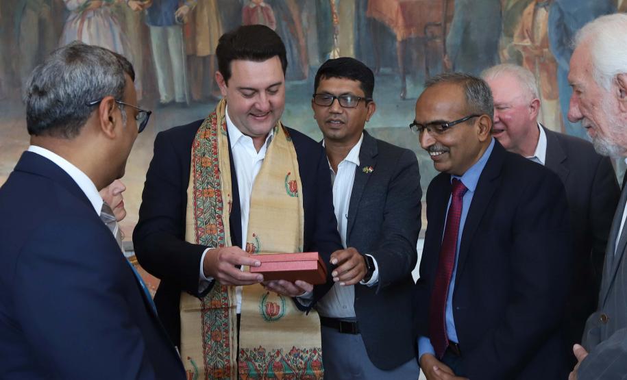 O governador Carlos Massa Ratinho Junior recepcionou nesta segunda-feira (19), no Palácio Iguaçu, uma comitiva do Centro de Desenvolvimento de Computação Avançada (C-DAC), instituição indiana que é referência em pesquisa e desenvolvimento de alta tecnologia.