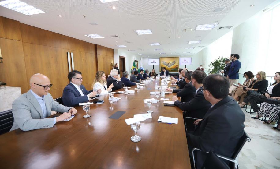 O governador Carlos Massa Ratinho Junior recepcionou nesta segunda-feira (19), no Palácio Iguaçu, uma comitiva do Centro de Desenvolvimento de Computação Avançada (C-DAC), instituição indiana que é referência em pesquisa e desenvolvimento de alta tecnologia.