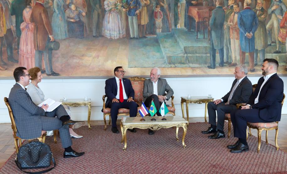 O vice-governador Darci Piana recebe nesta terca-feira (20), o embaixador da Costa Rica, Norman Lizano no Palacio Iguacu.