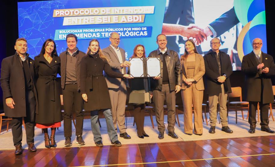 O Governo do Estado, por meio da Secretaria da Inovação, Modernização e Transformação Digital (SEI), apresentou nesta terça-feira (13) novidades voltadas à inovação: a criação de um novo hub para Govtechs e um acordo de colaboração com a Agência Brasileira de Desenvolvimento Industrial (ABDI), do governo federal, que dará apoio técnico especializado para futuras contratações do Estado em Pesquisa e Desenvolvimento (P&D).