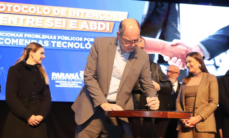 O Governo do Estado, por meio da Secretaria da Inovação, Modernização e Transformação Digital (SEI), apresentou nesta terça-feira (13) novidades voltadas à inovação: a criação de um novo hub para Govtechs e um acordo de colaboração com a Agência Brasileira de Desenvolvimento Industrial (ABDI), do governo federal, que dará apoio técnico especializado para futuras contratações do Estado em Pesquisa e Desenvolvimento (P&D).