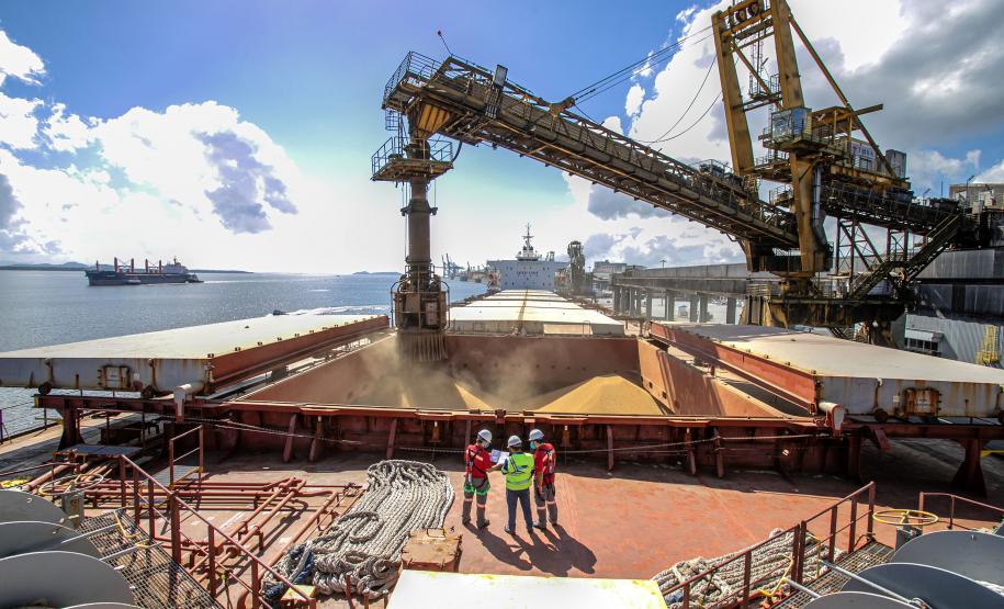 Exportação de soja pelos portos paranaenses cresce 4 vezes mais que a média nacional