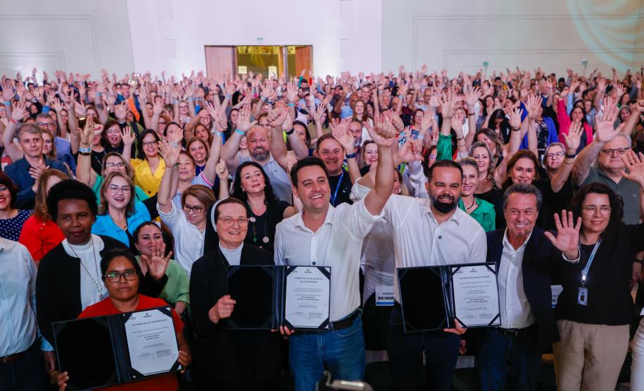 O governador Carlos Massa Ratinho Junior assinou nesta quinta-feira (22) a liberação de R$ 220 milhões para melhorar a estrutura das escolas da rede estadual do Paraná.